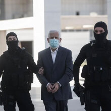 Ο Πέτρος Φιλιππίδης οδηγείται στη δίκη