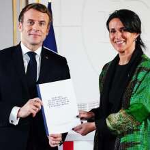 Η Χρυσούλα Ζαχαροπούλου μαζί με τον πρόεδρο της Γαλλίας, Εμανουέλ Μακρόν
