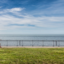 Μια δρομέας που τρέχει δίπλα στη θάλασσα.