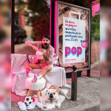 Άνδρας ποζάρει μπροστά σε στάση λεωφορείου, καθισμένος σε πολυθρόνα