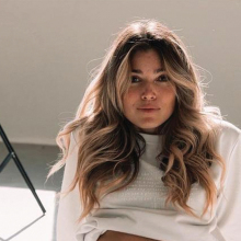 Η Βάσια Κωσταρά με ρούχα από την Circular Independence