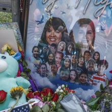 Λουλούδια και φωτογραφίες των θυμάτων που δέχθηκαν πυροβολισμούς σε σχολείο του Τέξας στις ΗΠΑ