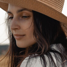 Γυναίκα με ψάθινο καπέλο