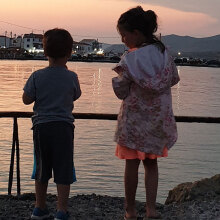 Παιδάκια με φόντο το ηλιοβασίλεμα