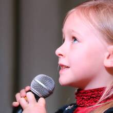 Μικρό κορίτσι που μιλάει στο μικρόφωνο