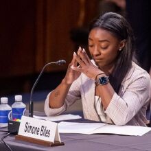 Η Simone Biles καταθέτει στη Γερουσία των ΗΠΑ για τον βιαστή γιατρό στην αμερικανική ομάδα γυμναστικής, κατηγορώντας το FBI ότι ήξερε αλλά δεν έκανε τίποτα © EPA/SHAWN THEW   