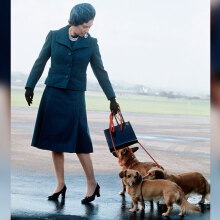 Η βασίλισσα Ελισάβετ φτάνει στο αεροδρόμιο του Aberdeen της Σκωτίας, μαζί με τα corgi σκυλάκια της, για τις διακοπές της στο Balmoral, 1974