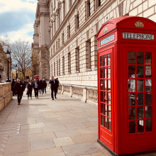 Κόκκινος τηλεφωνικός θάλαμος στην Αγγλία