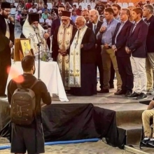 Παπάδες και αξιωματούχοι σε εγκαίνια