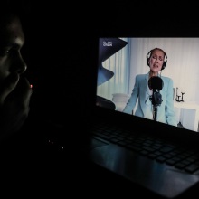 Άνδρας που παρακολουθεί στην οθόνη του υπολογιστή συναυλία της Celine Dion