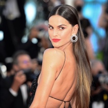 Η Ιζαμπέλ Γκουλάρτ είναι «πίσω στον ελληνικό παράδεισο»