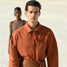 Το μοντέλο Ανδρέας Αθανασόπουλος σε επίδειξη μόδας του Jacquemus