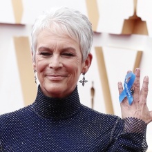 Oscars 2022: Η Jamie Lee Curtis κρατά την κορδέλα «με τους πρόσφυγες» για την Ουκρανία