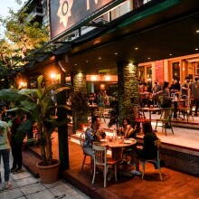 Στιγμιότυπο από το άνοιγμα της εστίασης το βράδυ της Δευτέρας του Πάσχα