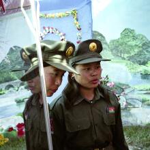 Στρατιωτίνες του αντάρτικου στρατού KIA (Kachin Independent Army) στην πόλη Myitkyina της βόρειας Myanmar