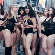 Καθημερινές γυναίκες με αληθινά σώματα έκαναν επίδειξη εσωρούχων στην Times Square