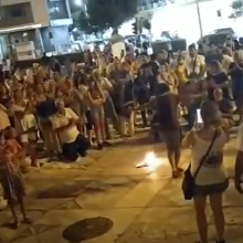 Κορωνοϊός: Στην πυρά παραδόθηκαν μάσκες προστασίας στα Χανιά, κατά τη διάρκεια διαδήλωσης ενάντια στην υποχρεωτική χρήση τους στα σχολεία