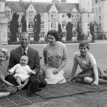 Βασίλισσα Ελισάβετ και πρίγκιπας Φίλιππος, με τα παιδιά τους: πρίγκιπα Άντριου, πριγκίπισσα Άννα και πρίγκιπα Κάρολο