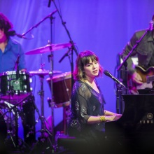 H Norah Jones παίζει πιάνο σε συναυλία