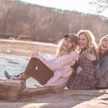 Τρεις φίλες δίπλα σε ποτάμι