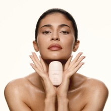 01__kylie_cosmetics-skin_tint_foundation