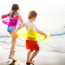 Παιδιά στην παραλία.