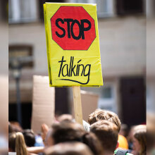 Πινακίδα Stop Talking σε διαδήλωση