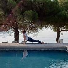 Η Ελλιάνα Σίνου μας μιλά για τα πολύτιμα μαθήματα της γιόγκα, γιατί ασχολήθηκε με τη Iyengar και για τα retreats που διοργανώνει στο νησάκι Τριζόνια. 