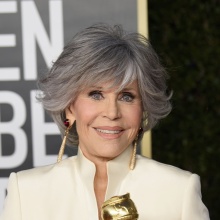 Η Jane Fonda κρατά το χρυσό αγαλματάκι των Όσκαρς