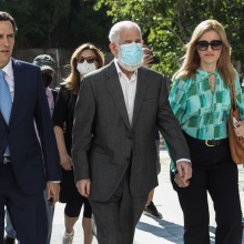 Ο Πέτρος Φιλιππίδης προσέρχεται φορώντας μάσκα μαζί με τους δικηγόρους του στο δικαστήριο