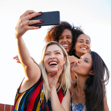 4 γυναίκες βγάζουν σέλφι
