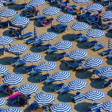 Ομπρέλες σε παραλία