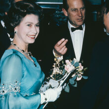 Η Βασίλισσα Ελισάβετ και ο πρίγκιπας Φίλιππος στην πρεμιέρα του βρετανικού φιλμ «Φόνος στο Οριάν Εξπρές» στο Shaftesbury Avenue, Λονδίνο, 1974