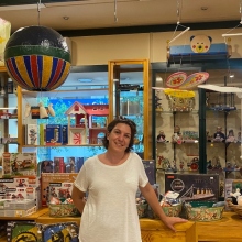 Η Μαρίνα Δαμίγου, συνιδιοκτήτρια του παλαιότερου παιχνιδάδικου στην Ελλάδα «Δαμίγος» 