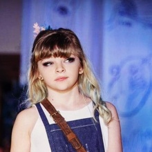 H Noella McHaker περπατά στην πασαρέλα