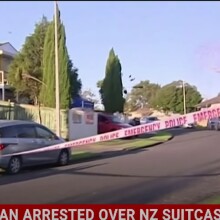 Αστυνομία έξω από το σπίτι της 42χρονος που συνελήφθη για τη δολοφονία δύο παιδιών