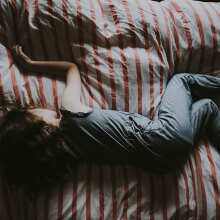 Κοριτσάκι που κοιμάται σε κρεβάτι