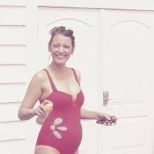 Η Blake Lively με μαγιό στην τέταρτη εγκυμοσύνη της