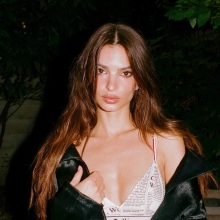 Νέα συλλογή εσωρούχων και μαγιό με λεοπάρ τυπώματα λανσάρει η Έμιλι Ραταϊκόφσκι - Το προωθητικό βίντεο της καμπάνιας γίνεται viral στο Instagram.