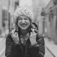 Κορίτσι σταυρώνει τα δάχτυλα των χεριών της