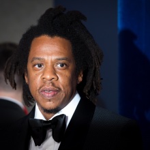 Τη δικαστική οδό παίρνει η διαμάχη του Αμερικανού ράπερ και επιχειρηματία Jay-Z  με τη Bacardi, συνέταιρό του στην ετικέτα κονιάκ D'Usse.