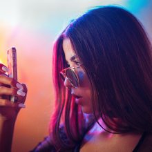 Γυναίκα που κρατάει κινητό τηλέφωνο