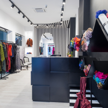 Δάφνη Βαλέντε: Επισκεφτήκαμε το πρώτο κατάστημα που άνοιξε η κορυφαία σχεδιάστρια στο κέντρο της πόλης 