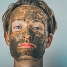 Άντρας που κάνει μάσκα ομορφιάς