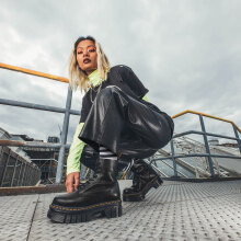 Κοπέλα με μποτάκια DrMartens Quad Neoteric