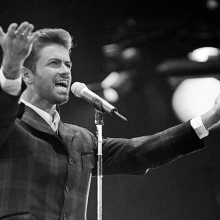 Προσκεκλημένος από τη φίλη του Νταϊάνα, την πριγκίπισσα της Ουαλίας, ο Michael είναι το πρώτο όνομα στη Συναυλία της Ελπίδας για την Παγκόσμια Ημέρα κατά του AIDS στο Wembley Arena την 1η Δεκεμβρίου 1993. © Martin Keene • PA Images/Alamy