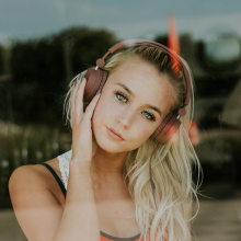 Κοπέλα που ακούει μουσική