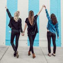 Τρία κορίτσια με ίδιο ντπυσιμο που κοτάνε προς τον τοίχο