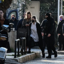 Η Ρούλα Πισπιρίγκου οδηγείται από αστυνομικούς στην ανακρίτρια