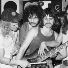 Iron Maiden: Η ιστορία δημιουργίας του θρυλικού heavy metal συγκροτήματος την ημέρα των Χριστουγέννων του 1975 από τον μπασίστα και ιδρυτή τους, Steve Harris, και οι αλλαγές που οδήγησαν στο line up του πρώτου τους άλμπουμ.